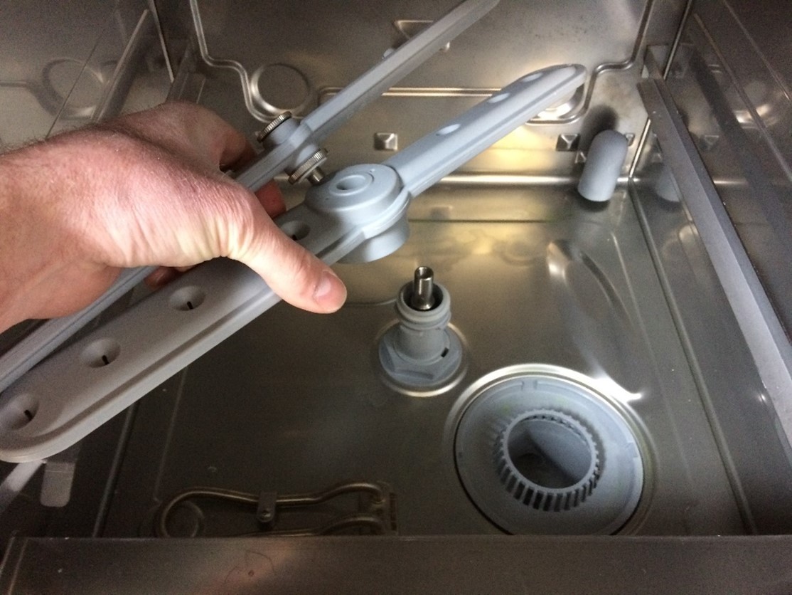 Bras de lavage de lave-vaisselle professionnel démontés pour entretien
